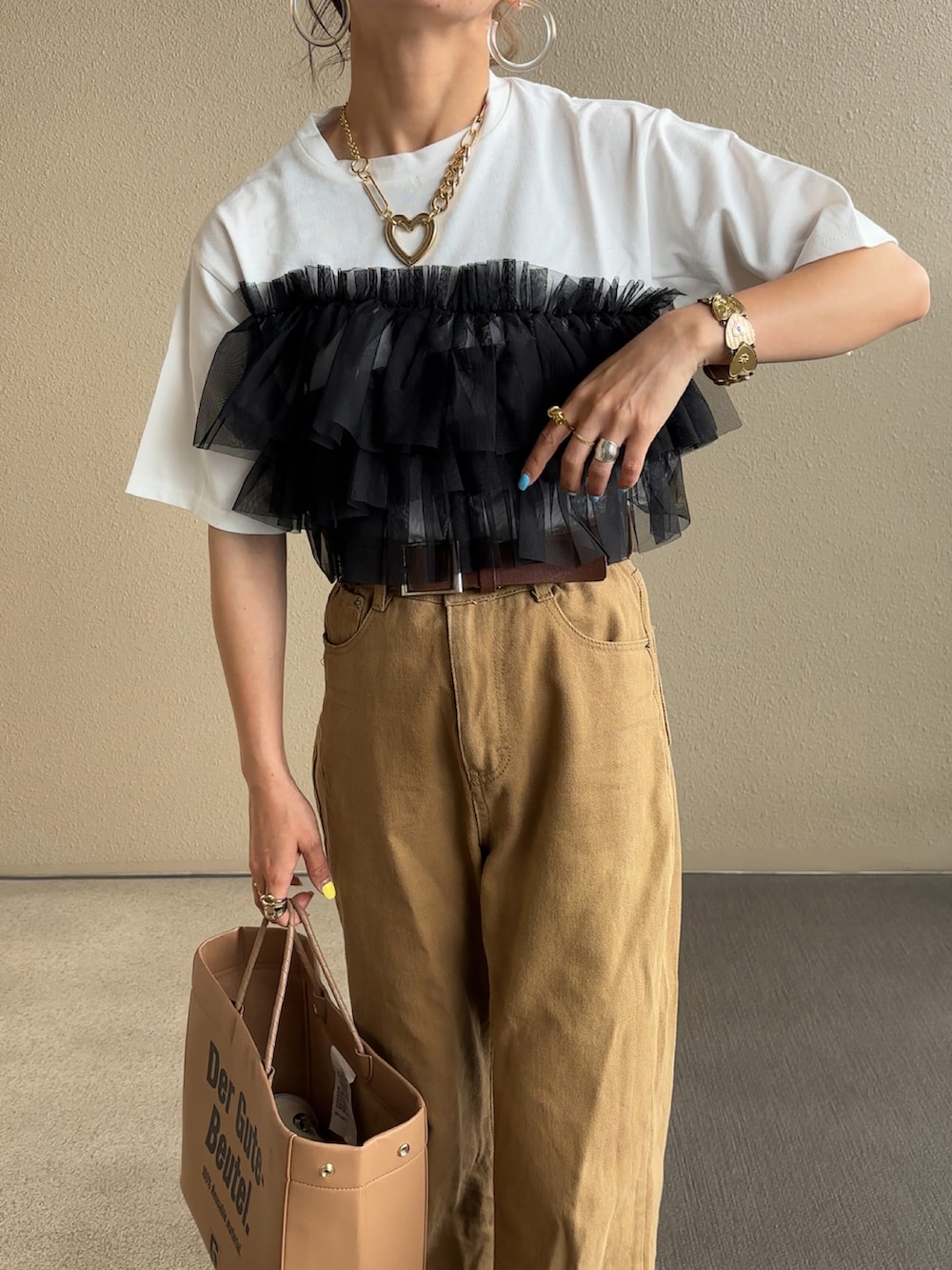 ホワイト系のTシャツ/カットソー、ブラック系のその他パンツを着用したレディースの夏コーディネートの5枚目の写真