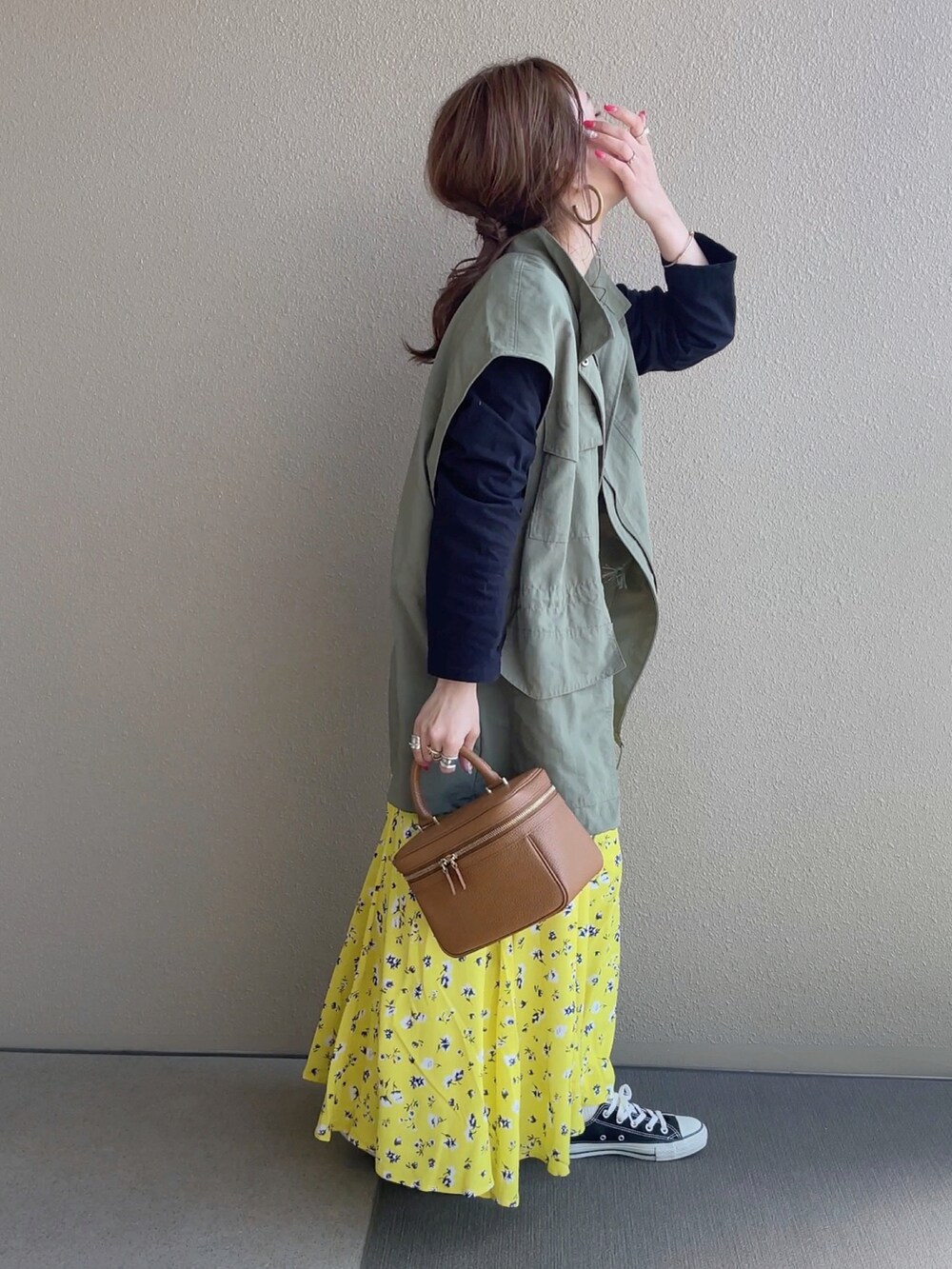 グリーン系のベスト、ブラック系のTシャツ/カットソー、その他のその他を着用したレディースの春コーディネートの4枚目の写真