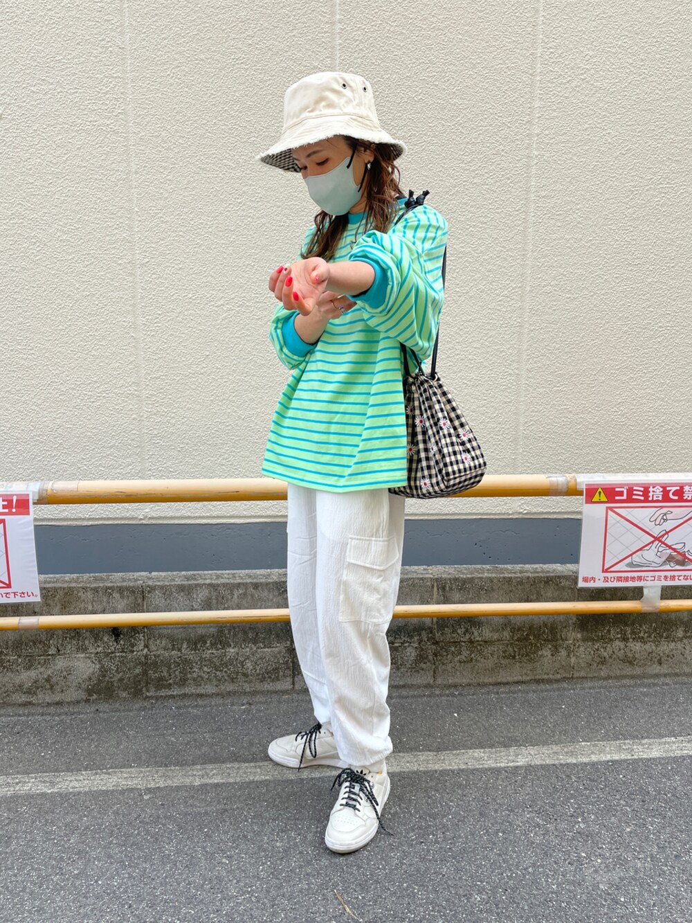 グリーン系のTシャツ/カットソー、ホワイト系のカーゴパンツ、その他のハンドバッグを着用したレディースの春コーディネートの2枚目の写真