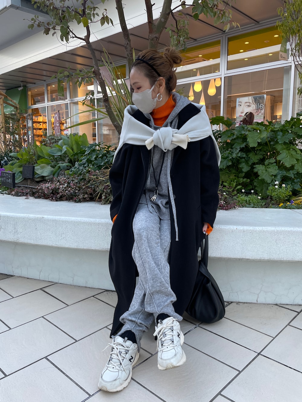 グレー系のニット/セーター、ホワイト系のニット/セーター、オレンジ系のニット/セーターを着用したレディースの冬コーディネートの4枚目の写真