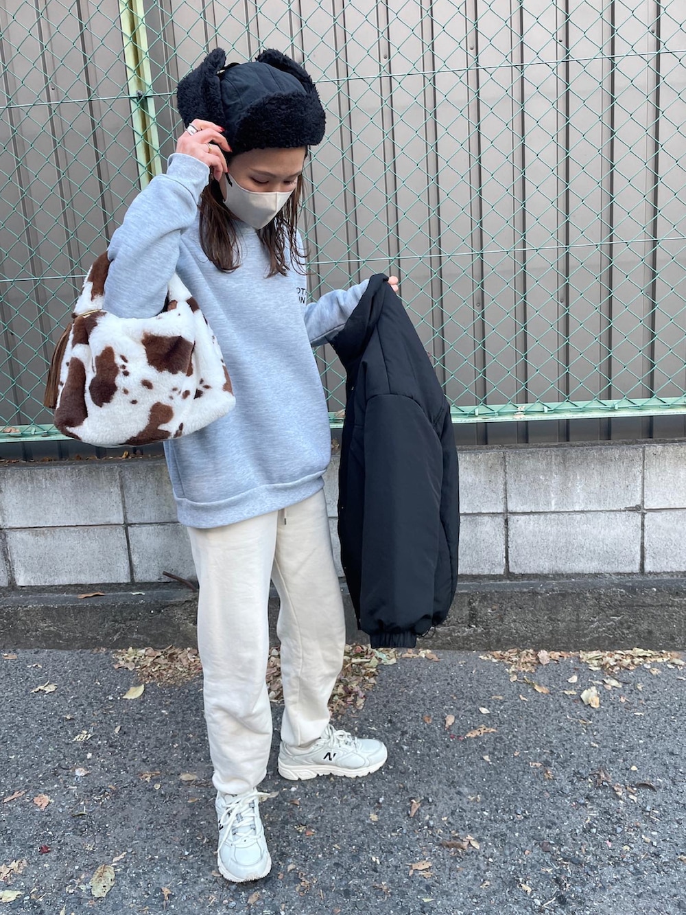 グレー系のスウェット、ブラック系のダウンジャケット/コート、ブラック系のハットを着用したレディースの冬コーディネートの3枚目の写真