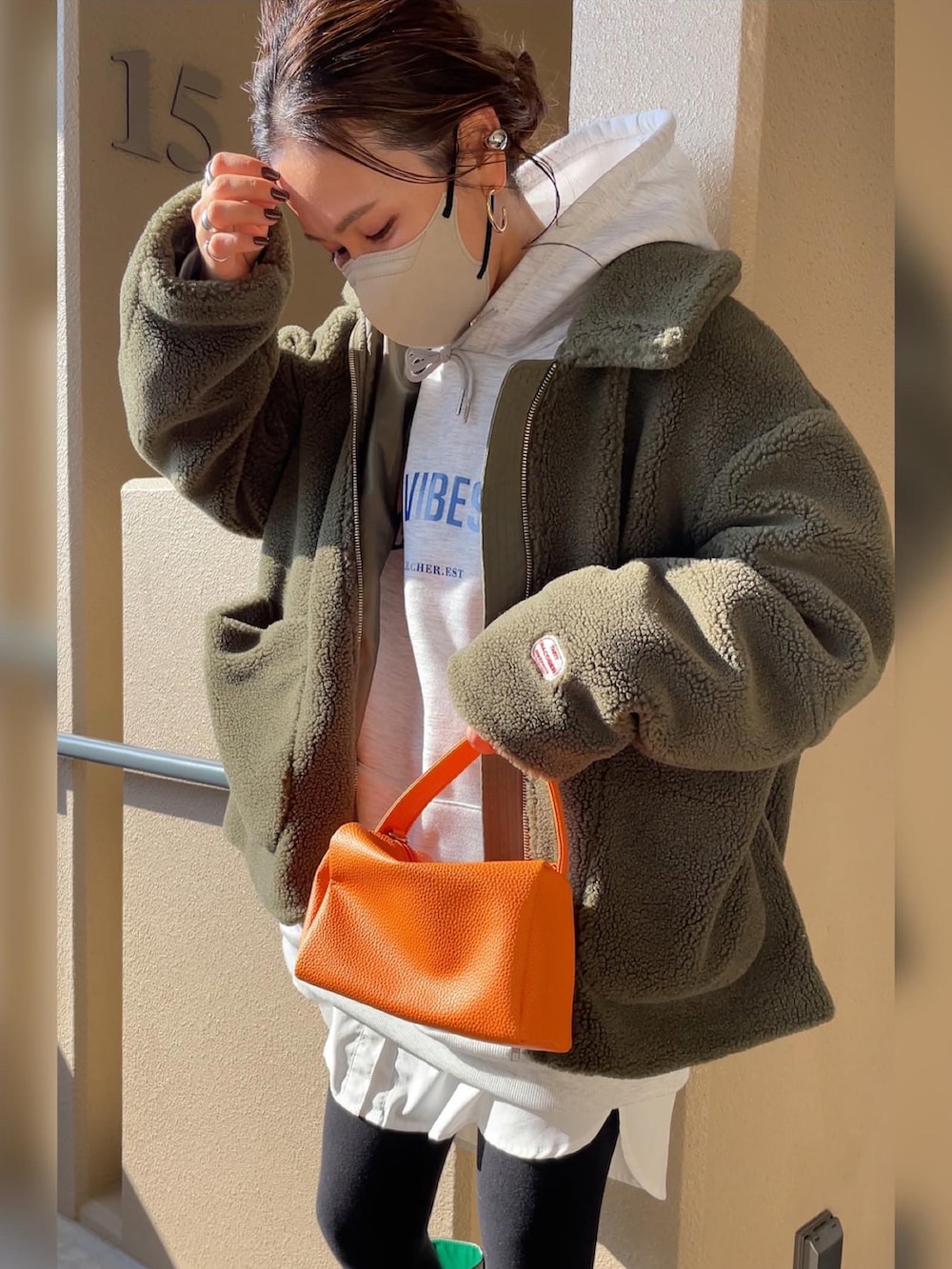 グリーン系のその他アウター、ブラック系のブーツを着用したレディースの秋コーディネートの5枚目の写真