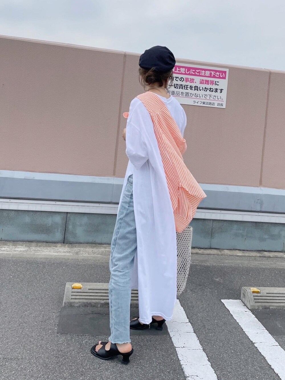 ブルー系のデニムパンツ、ホワイト系のTシャツ/カットソー、オレンジ系のシャツ/ブラウスを着用したレディースの夏コーディネートの3枚目の写真