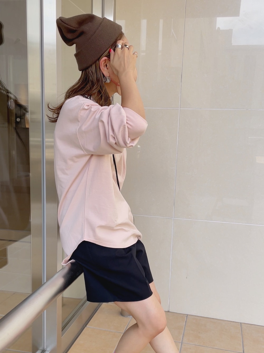 ピンク系のTシャツ/カットソー、ブラウン系のニットキャップ/ビーニーを着用したレディースの夏コーディネートの3枚目の写真