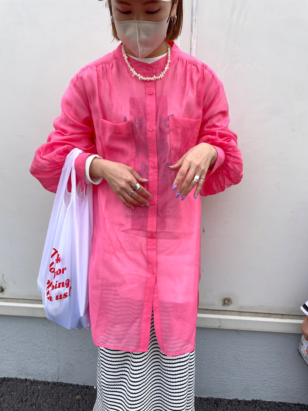 その他のスカート、ホワイト系のトートバッグ、ピンク系のシャツ/ブラウスを着用したレディースの春コーディネートの3枚目の写真