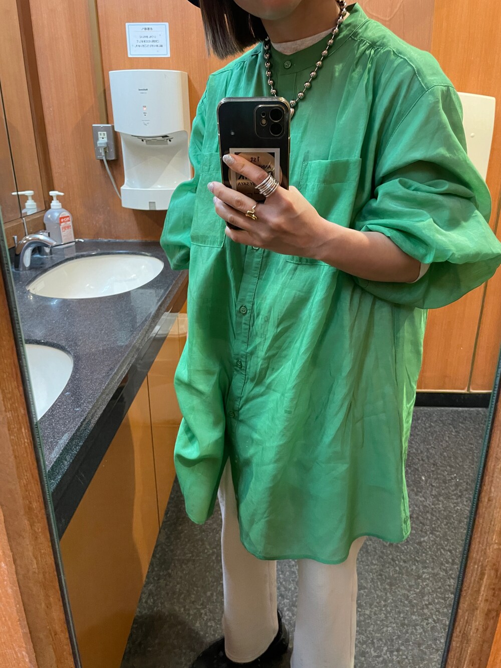 ホワイト系のその他パンツ、グリーン系のシャツ/ブラウスを着用したレディースの春コーディネートの4枚目の写真