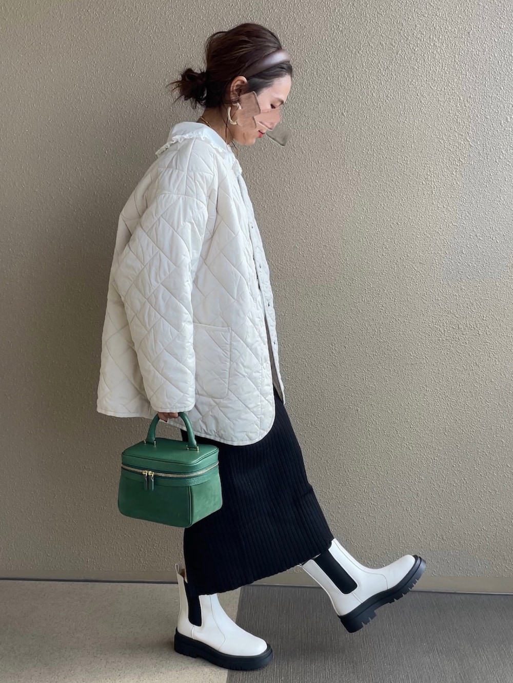 ホワイト系のブーツ、グレー系のスウェット、ホワイト系のシャツ/ブラウスを着用したレディースの秋コーディネートの2枚目の写真