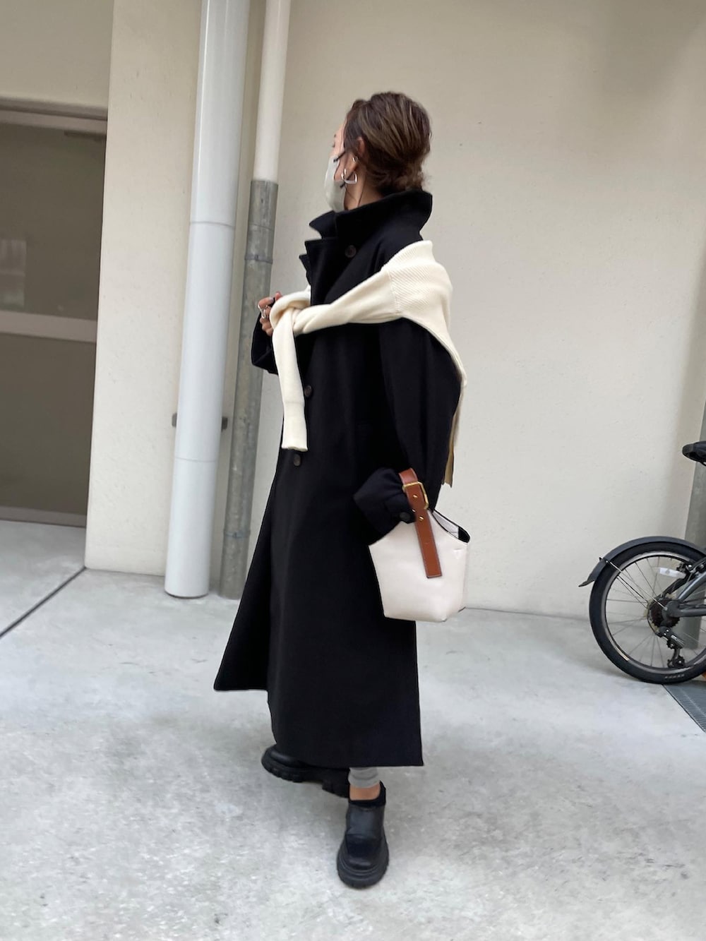 ブラック系のその他アウター、グリーン系のシャツ/ブラウス、ブラック系のスリッポンを着用したレディースの秋コーディネートの3枚目の写真