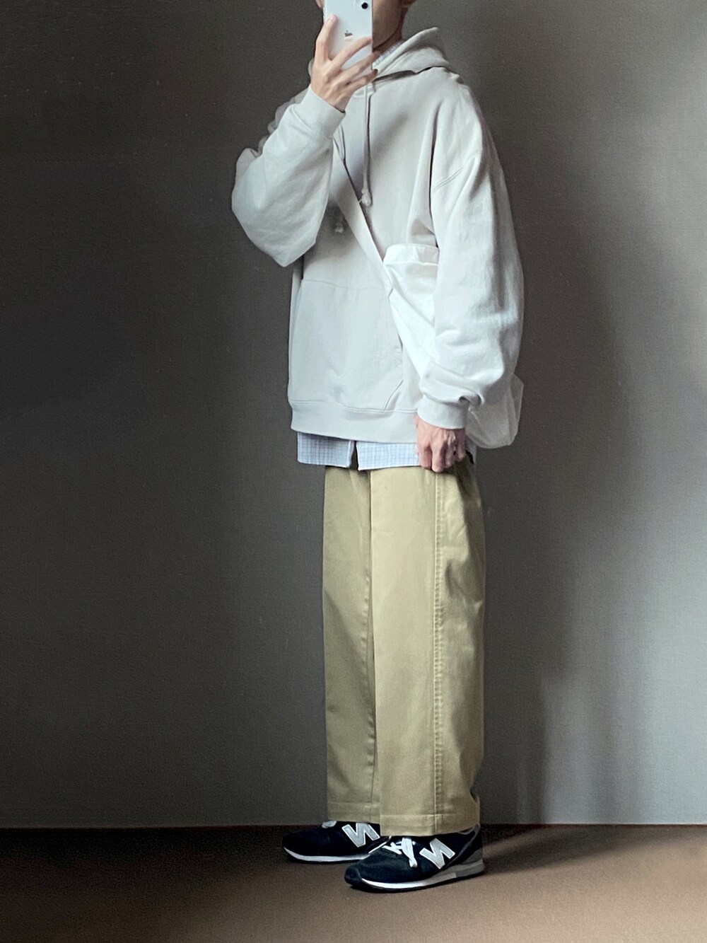 ホワイト系のショルダーバッグ、グレー系のパーカー、その他のシャツ/ブラウスを着用したメンズの秋コーディネートの2枚目の写真