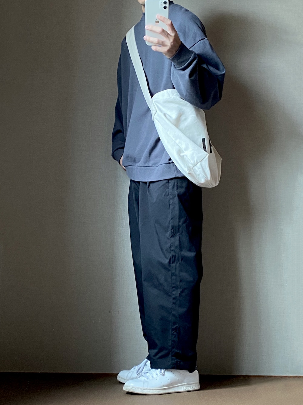 ブルー系のスウェット、ブラック系のその他パンツ、ホワイト系のスニーカーを着用したメンズの秋コーディネートの2枚目の写真