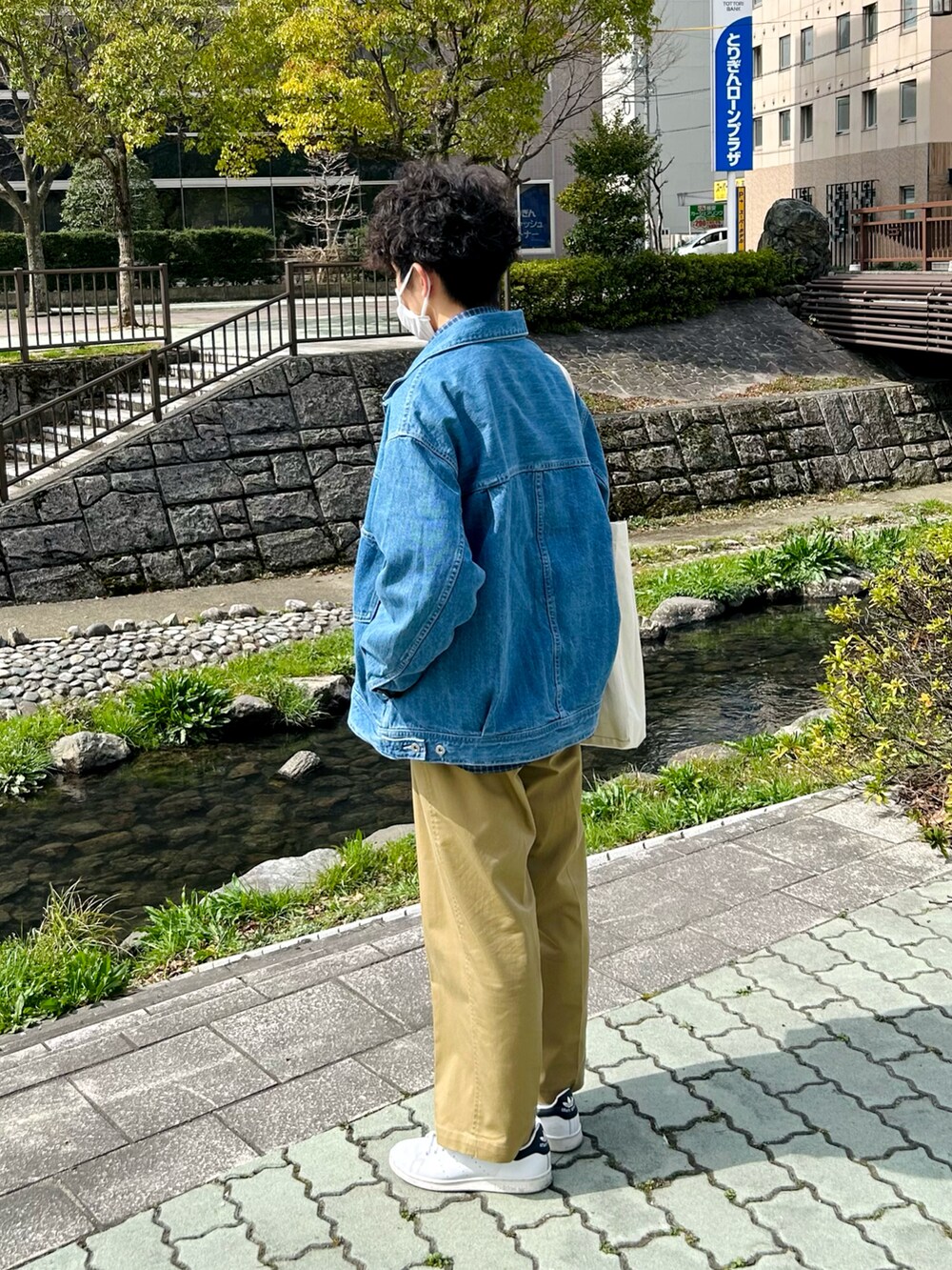 「春服デビュー宣言、おしゃれさんと繋がりたい、春コーデ、低身長、ブルーコーデ、デニムジャケット、爽やかコーデ、チェックシャツ、爽やかシャツ、チノパン、白スニーカー、トートバッグ、きれいめカジュアル、ゆるコーデ、休日コーデ」｜「SLICKの12ozデニムジャケット（デニムジャケット、ブルー系）」を使った、フラペチーノさん（メンズ・163cm）の春コーディネートの5枚目の写真