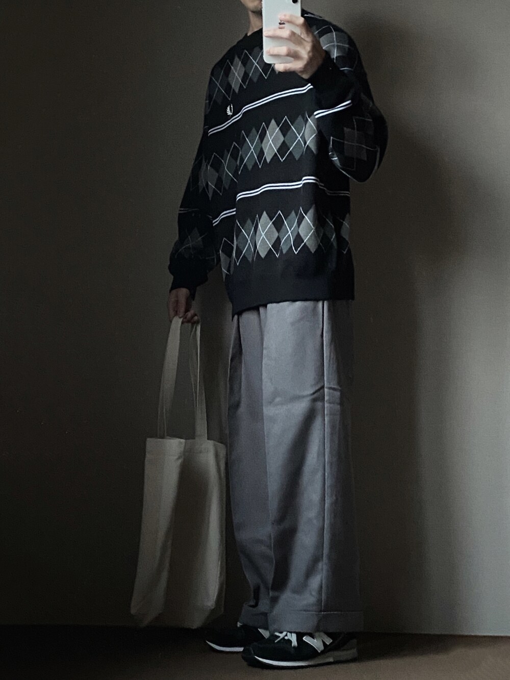 ブラック系のニット/セーター、グレー系のパンツ、ブラック系のスニーカーを着用したメンズの秋コーディネートの2枚目の写真