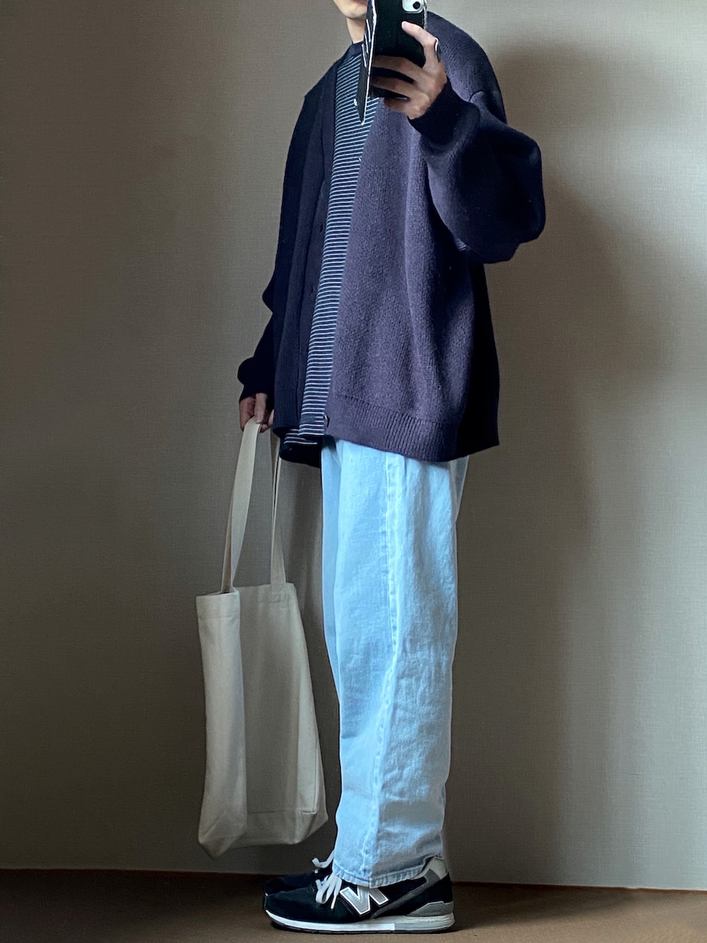 ブルー系のカーディガン/ボレロ、ブルー系のTシャツ/カットソー、ブルー系のデニムパンツを着用したメンズの秋コーディネートの2枚目の写真