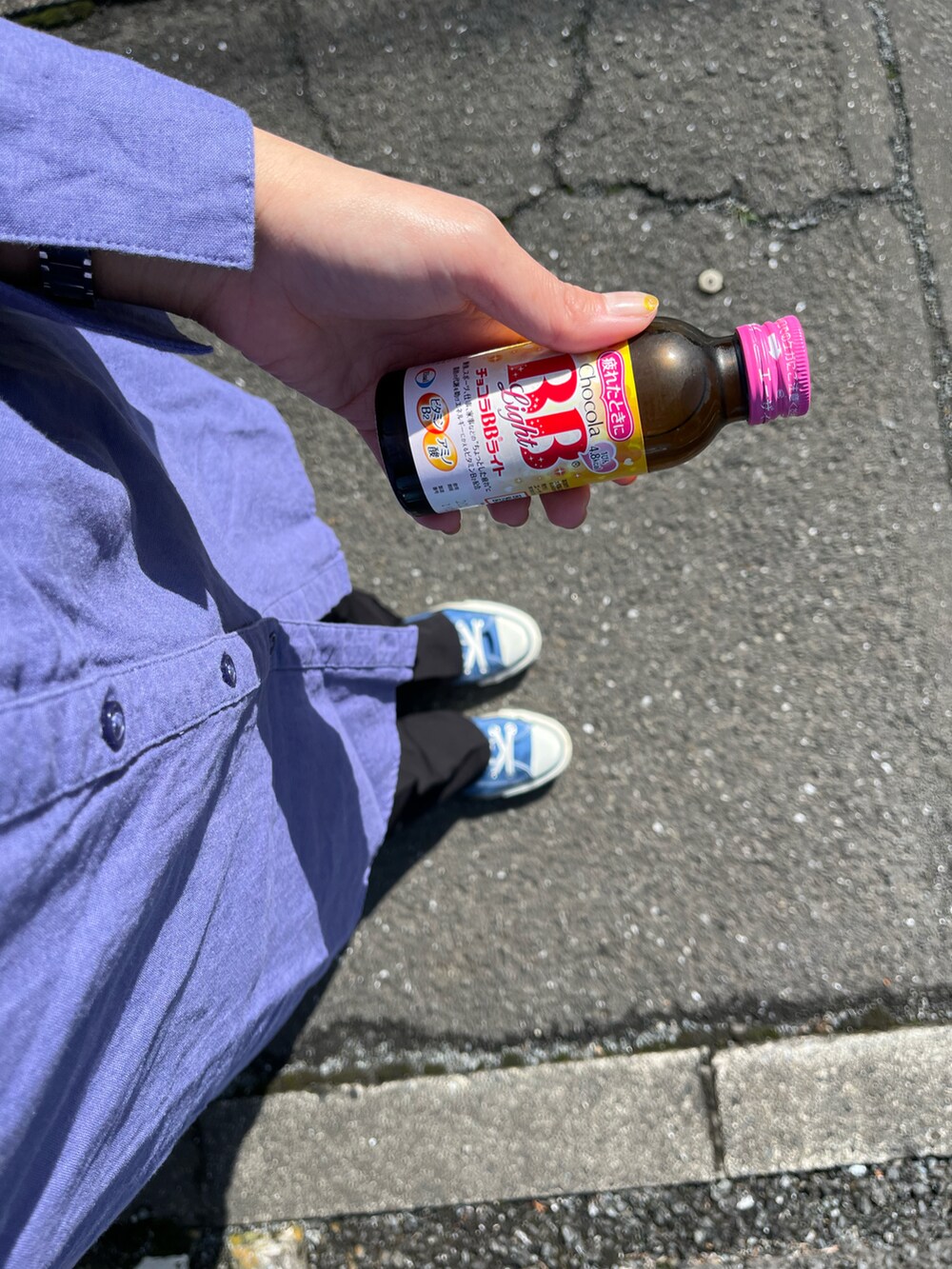 パープル系のシャツ/ブラウス、ブラック系のその他パンツ、ブルー系のスニーカーを着用したレディースの春コーディネートの2枚目の写真