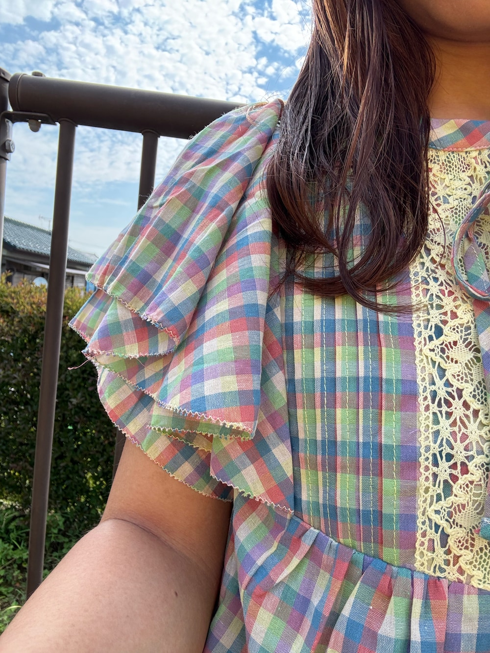 その他のシャツ/ブラウス、ブルー系のデニムパンツ、ホワイト系のサンダルを着用したレディースの夏コーディネートの2枚目の写真