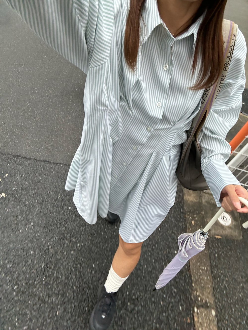 グリーン系のワンピース、ベージュ系のソックス/靴下を着用したレディースの秋コーディネートの2枚目の写真