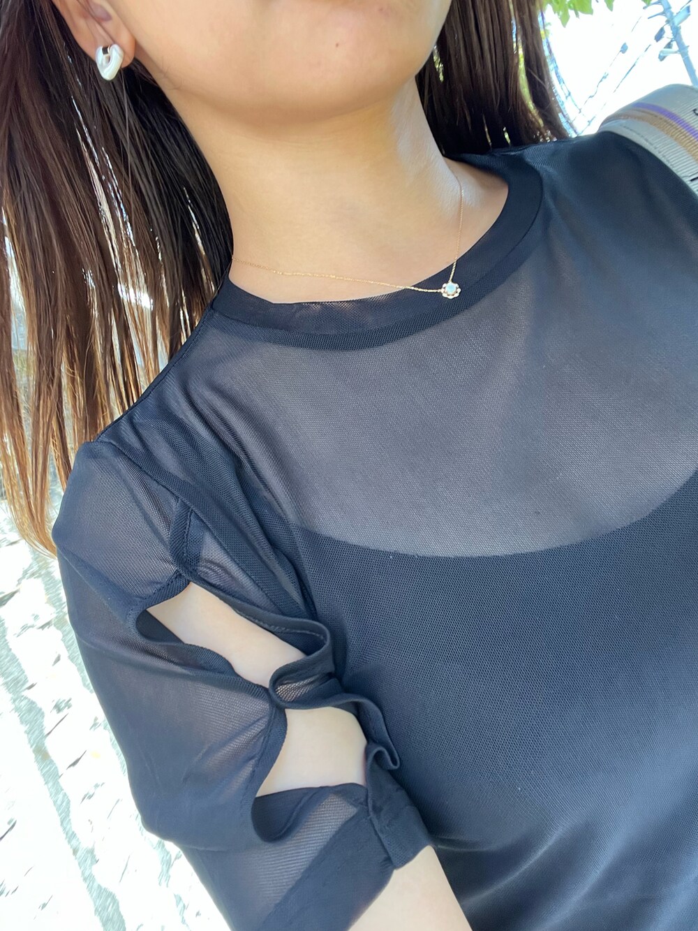 ブラック系のTシャツ/カットソー、ブラック系のデニムパンツ、ブラック系のサンダルを着用したレディースの夏コーディネートの2枚目の写真