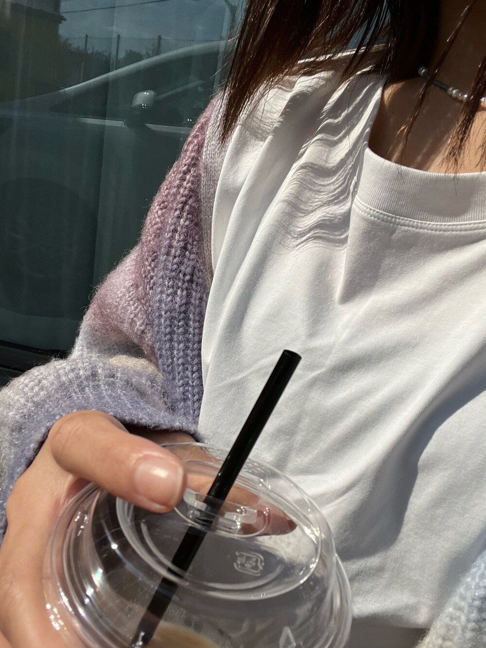 ブルー系のカーディガン/ボレロ、ホワイト系のTシャツ/カットソー、ブラック系のスカートを着用したレディースの秋コーディネートの2枚目の写真