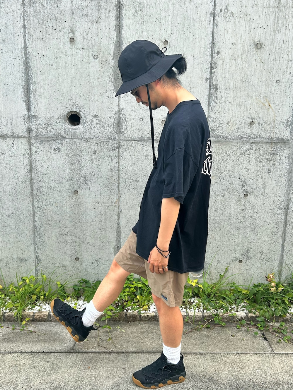 「サファリハット、夏コーデ、梅雨のハーフパンツ祭り、フェススタイル、さらっと晴れやかスナップ、ブラック、Tシャツ、NIKE、お出かけコーデ、ラクチンコーデ」｜「FREAK'S STOREの【限定展開】 コットンナイロン ショーツ/レオパード/ペイズリー/フローラル（その他パンツ、ベージュ系）」を使った、Rainyさん（メンズ・174cm）の夏コーディネートの3枚目の写真