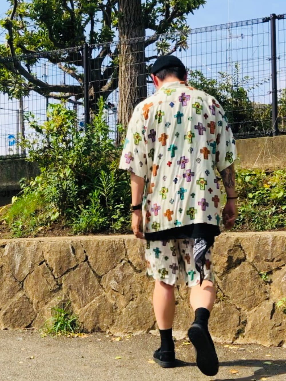 ホワイト系のシャツ/ブラウス、ホワイト系のその他パンツ、ゴールド系の腕時計を着用したメンズの夏コーディネートの4枚目の写真