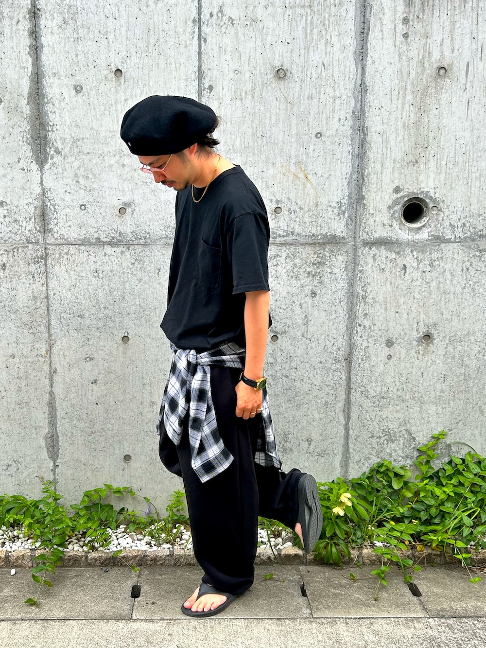 ブラック系のTシャツ/カットソー、ブラック系のスウェットパンツ、ブラック系のサンダルを着用したメンズの春コーディネートの2枚目の写真