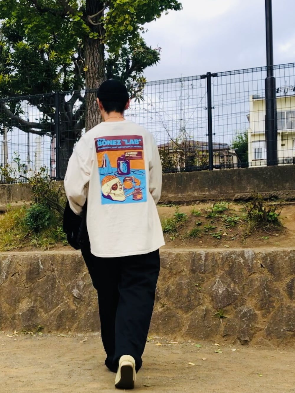 ブラック系のジャケット/アウター、ブラック系のその他パンツ、ベージュ系のTシャツ/カットソーを着用したメンズの秋コーディネートの3枚目の写真