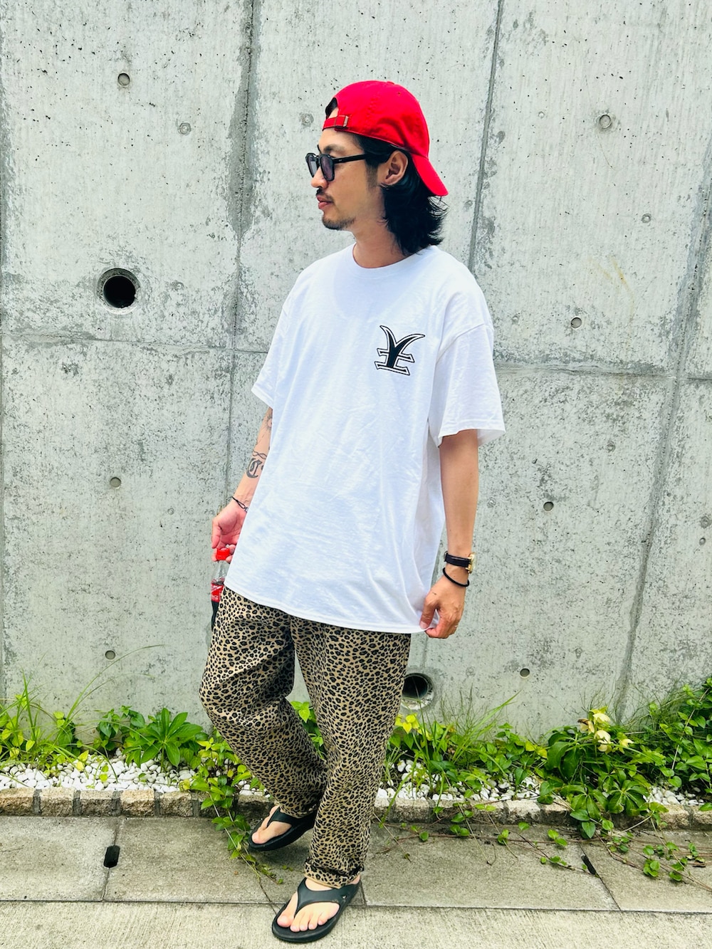 その他のその他パンツ、ホワイト系のTシャツ/カットソーを着用したメンズの夏コーディネートの3枚目の写真