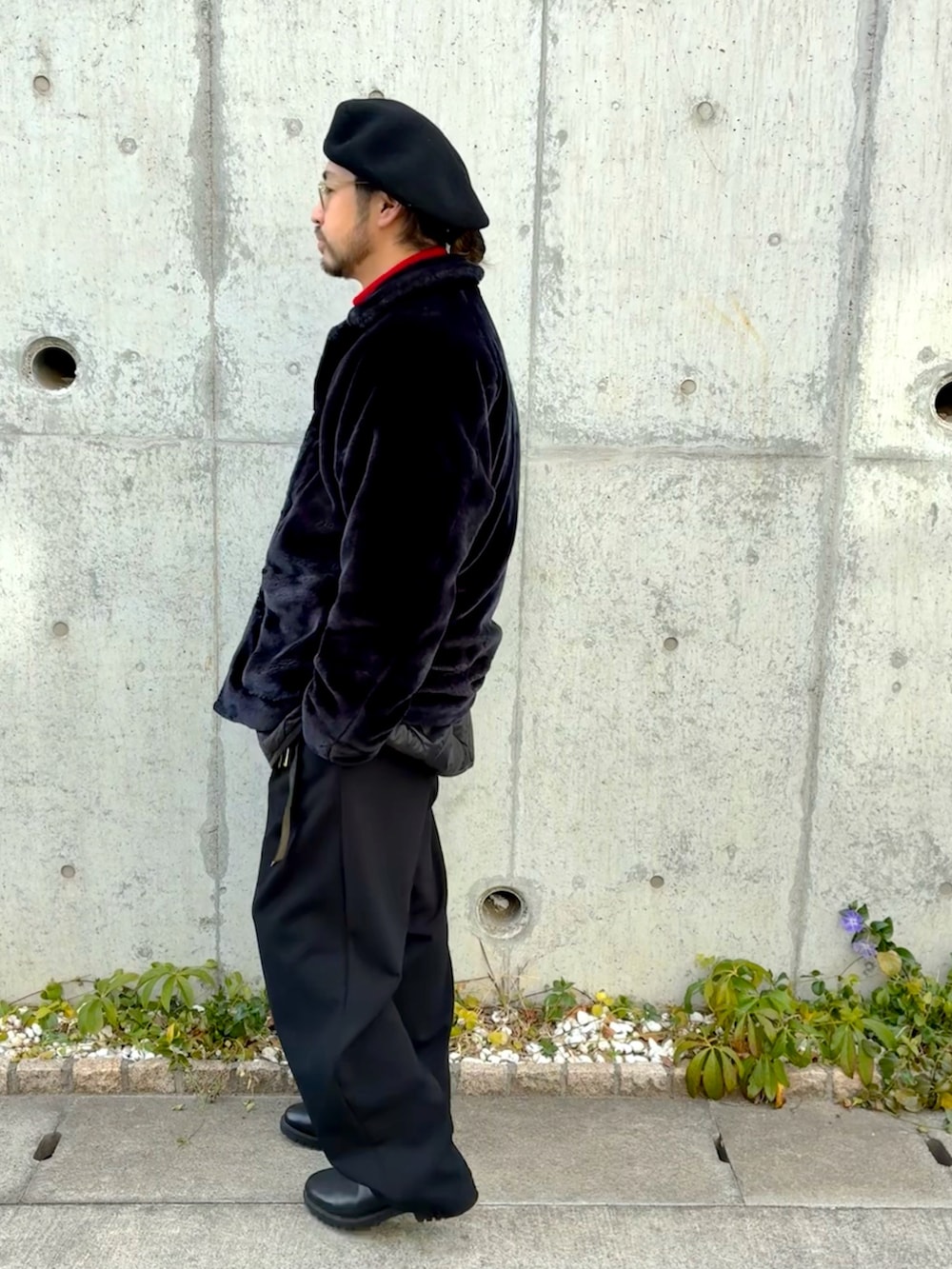 ブラック系のブルゾン、ブラック系のその他アウター、ブラック系のスラックスを着用したメンズの冬コーディネートの2枚目の写真