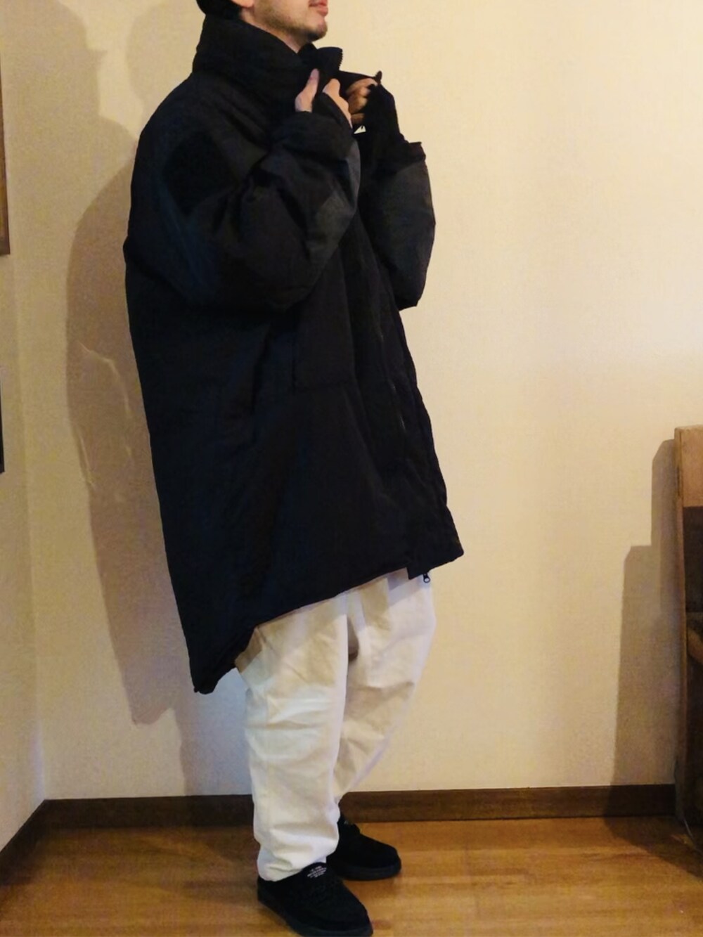 ブラック系のミリタリージャケット、ブラック系のローファー、ホワイト系のシャツ/ブラウスを着用したメンズの冬コーディネートの2枚目の写真