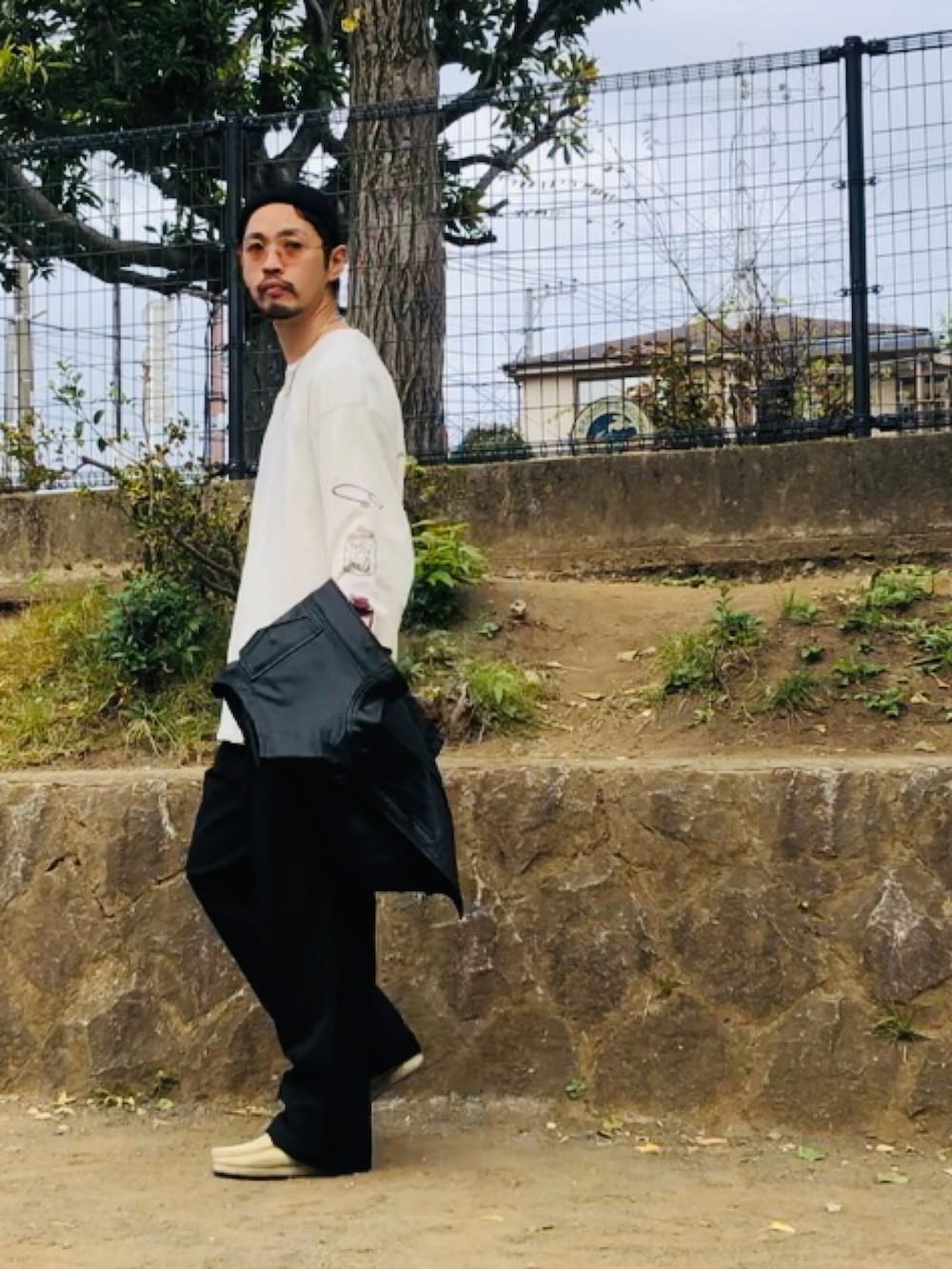 ブラック系のジャケット/アウター、ブラック系のその他パンツ、ベージュ系のTシャツ/カットソーを着用したメンズの秋コーディネートの2枚目の写真