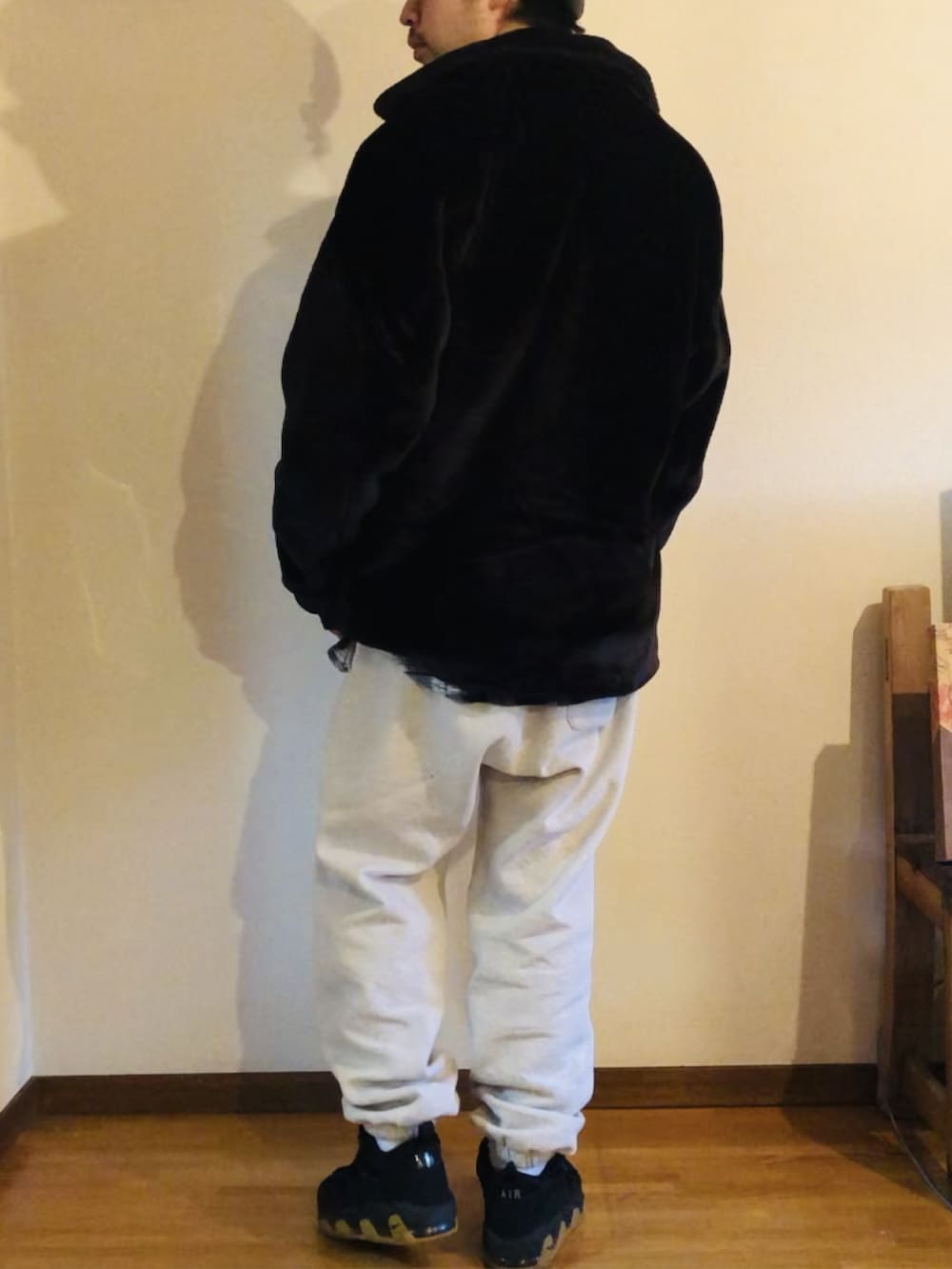 ホワイト系のシャツ/ブラウス、ブラック系のブルゾン、グレー系のスウェットパンツを着用したメンズの冬コーディネートの2枚目の写真