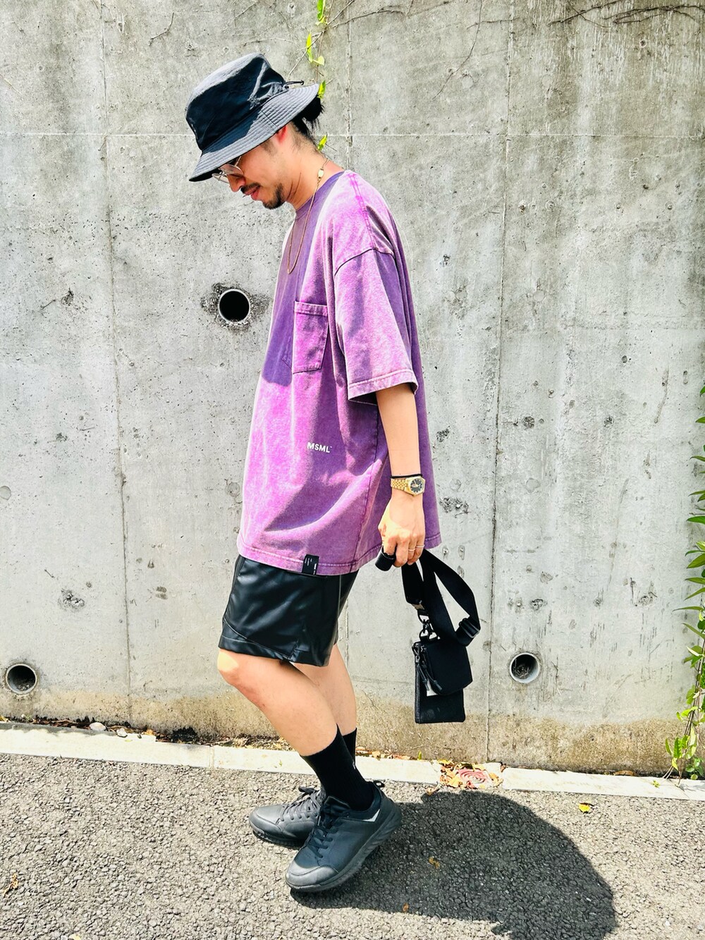 パープル系のTシャツ/カットソー、ブラック系のポーチ、ブラック系のソックス/靴下を着用したメンズの夏コーディネートの3枚目の写真