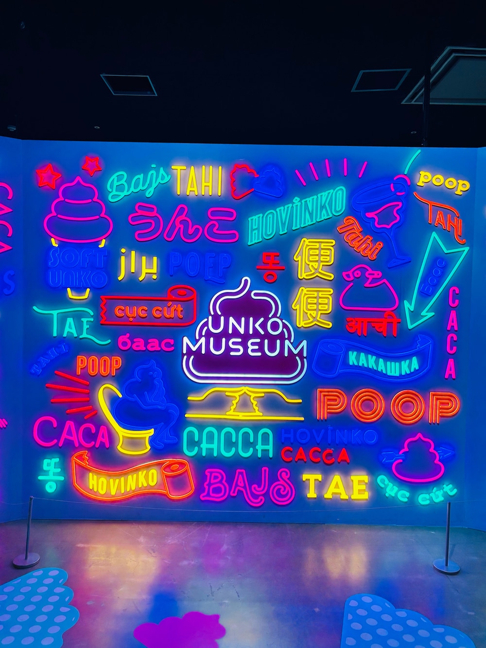 ホワイト系のTシャツ/カットソー、ブラック系のその他パンツ、ホワイト系のソックス/靴下を着用したメンズの夏コーディネートの4枚目の写真