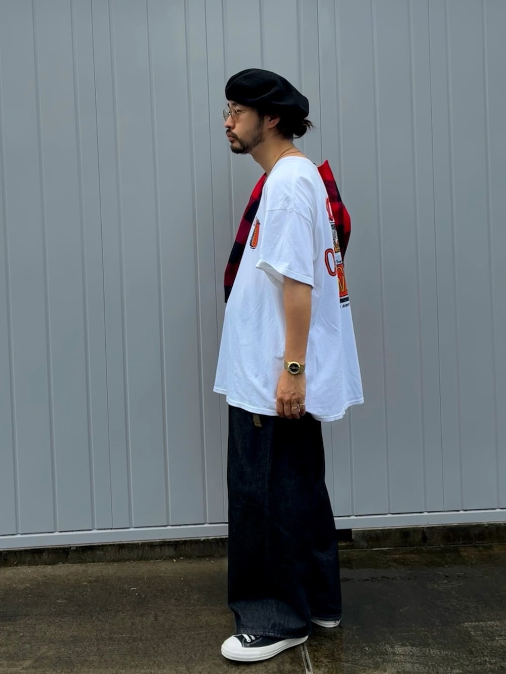レッド系のシャツ/ブラウス、ホワイト系のTシャツ/カットソー、ブラック系のデニムパンツを着用したメンズの秋コーディネートの3枚目の写真