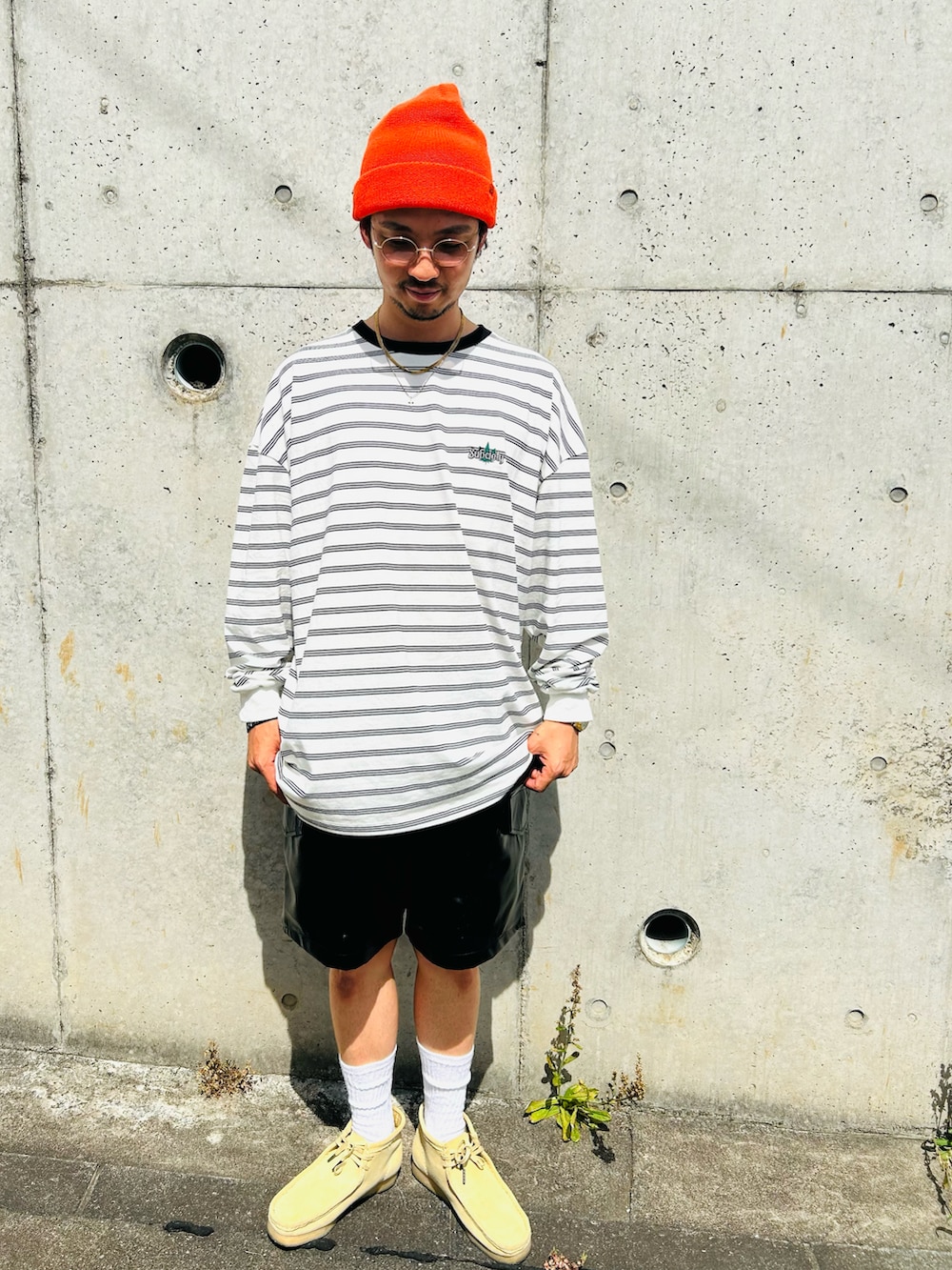 ホワイト系のTシャツ/カットソー、ブラック系のその他パンツ、ベージュ系のブーツを着用したメンズの夏コーディネートの2枚目の写真