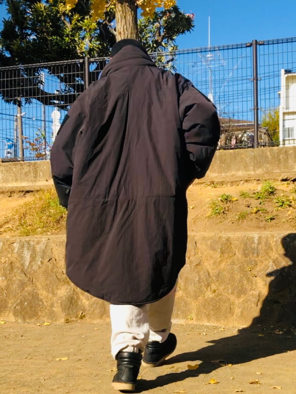 グレー系のスウェットパンツ、ブラック系のブーツ、ブラック系のミリタリージャケットを着用したメンズの冬コーディネートの3枚目の写真