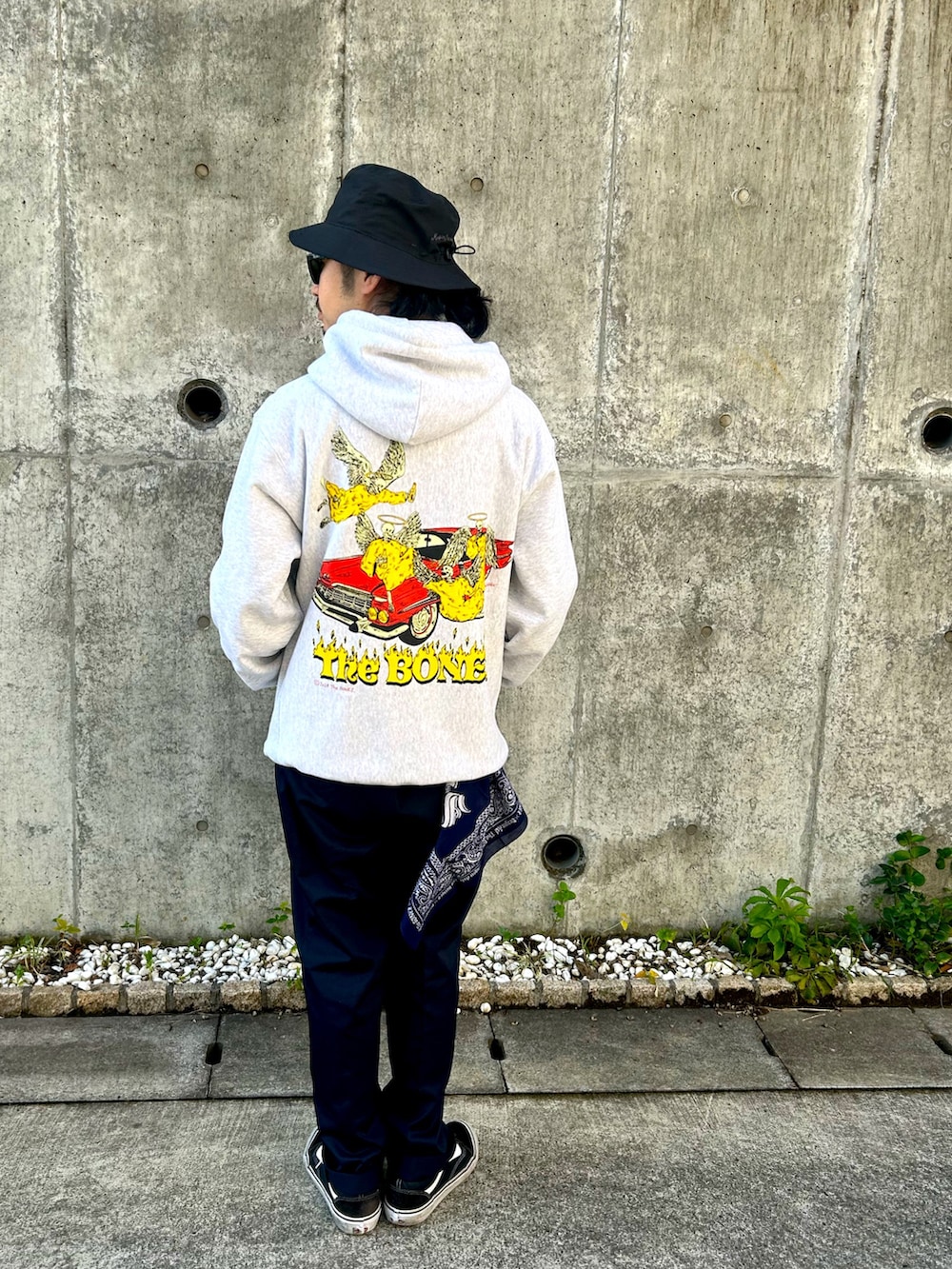 「冬アウター、パーカー、グレー、MA-1、バケットハット、黒、チノパン、モノトーン、ネイビー、秋冬コーデ」｜「SubcietyのMA-1（MA-1、ブラック系）」を使った、Rainyさん（メンズ・174cm）の冬コーディネートの4枚目の写真