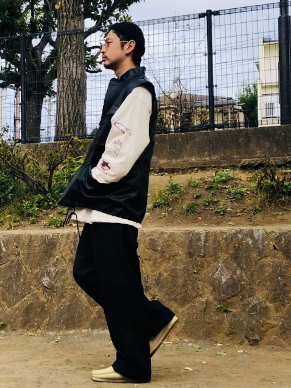 ベージュ系のトップス、ブラック系のジャケット/アウター、ベージュ系のブーツを着用したメンズの秋コーディネートの2枚目の写真