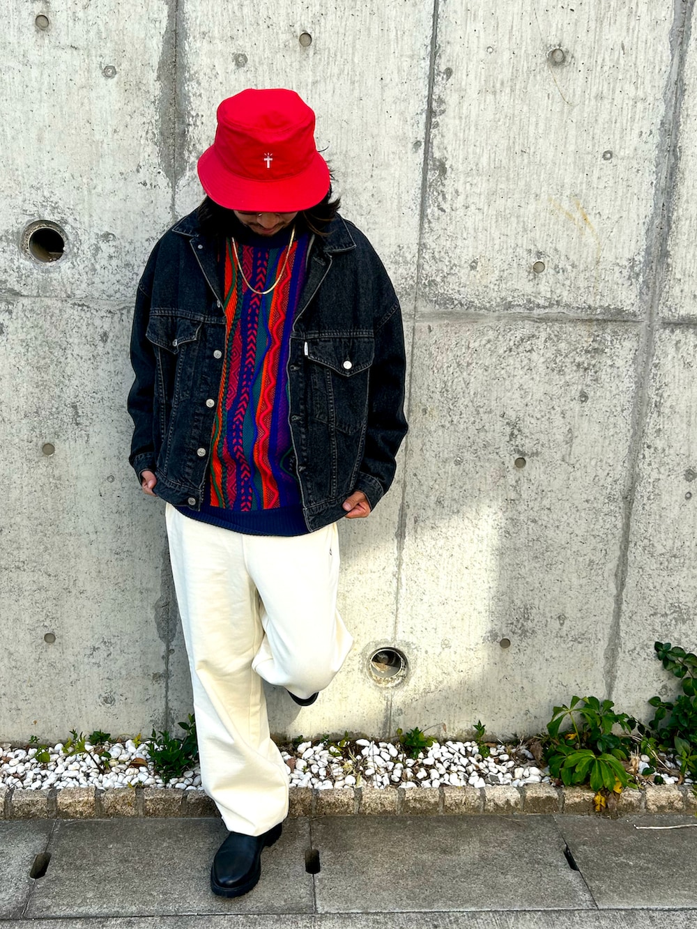 ブラック系のデニムジャケット、ホワイト系のスウェットパンツ、その他のニット/セーターを着用したメンズの春コーディネートの2枚目の写真