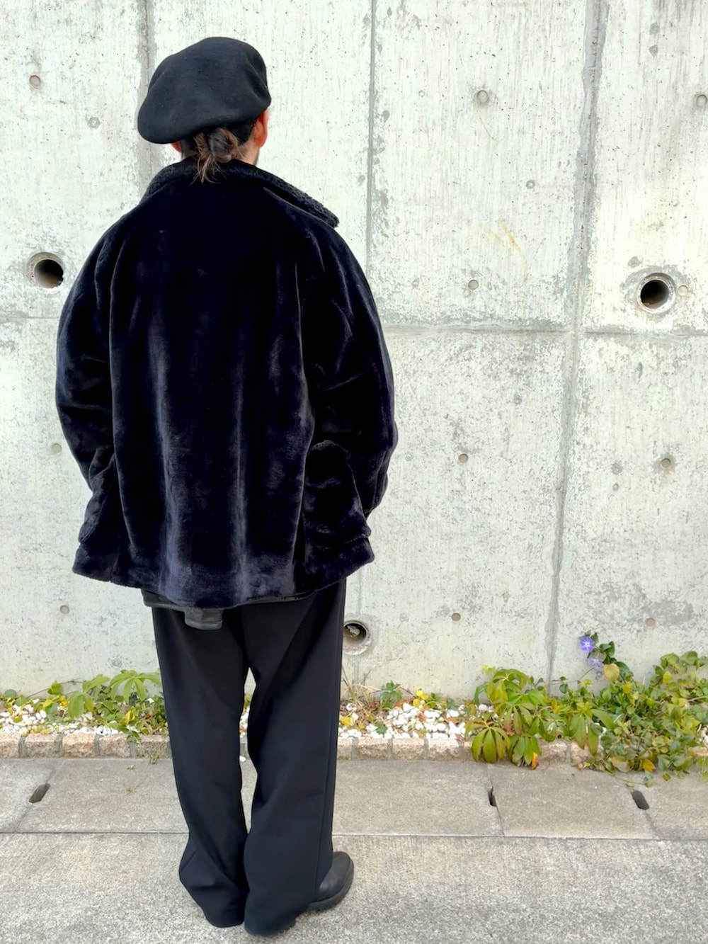 ブラック系のブルゾン、ブラック系のその他アウター、ブラック系のスラックスを着用したメンズの冬コーディネートの3枚目の写真