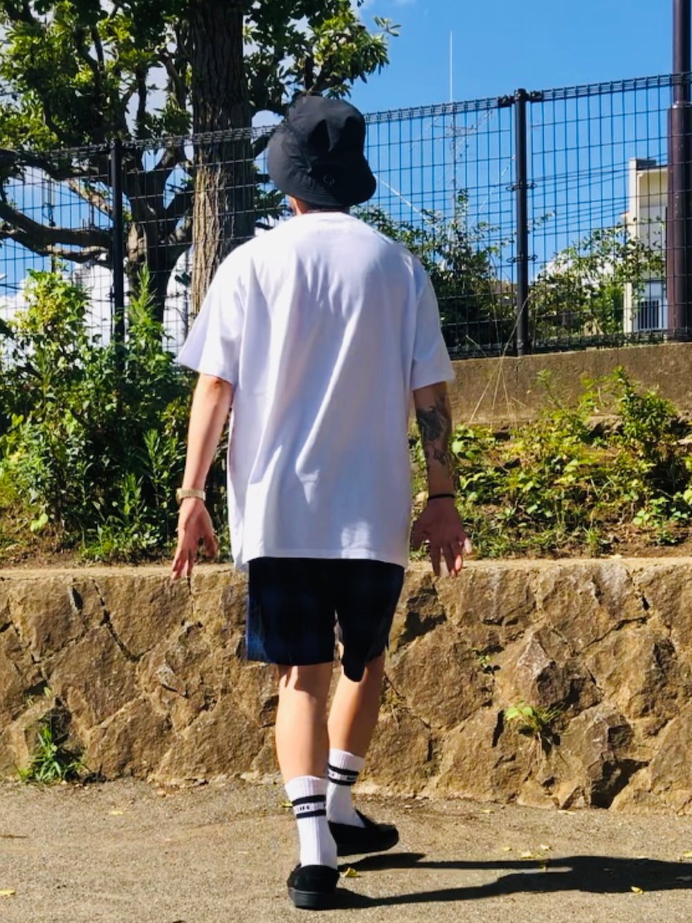 ホワイト系のTシャツ/カットソー、ゴールド系のネックレス、ゴールド系のアナログ腕時計を着用したメンズの夏コーディネートの2枚目の写真