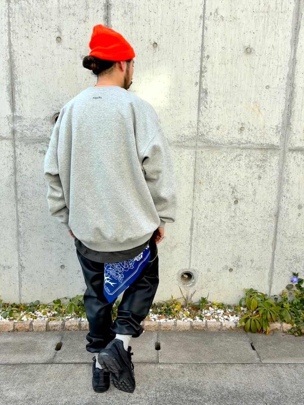 ブラック系のスニーカー、ブラック系のMA-1、グレー系のスウェットを着用したメンズの冬コーディネートの3枚目の写真