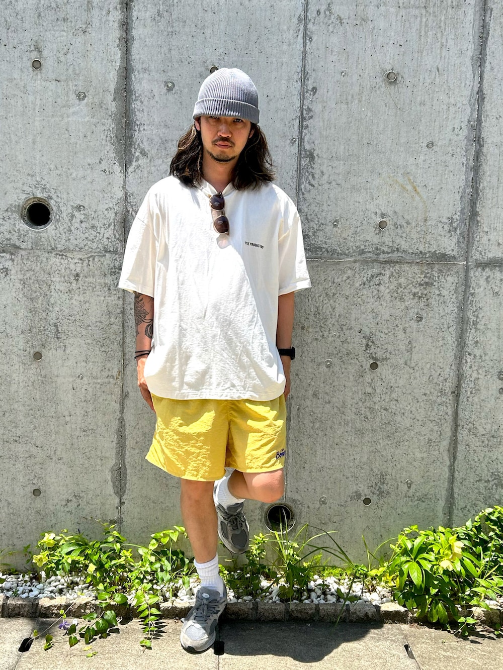 グレー系のスニーカー、ホワイト系のTシャツ/カットソー、ベージュ系のサングラスを着用したメンズの夏コーディネートの2枚目の写真