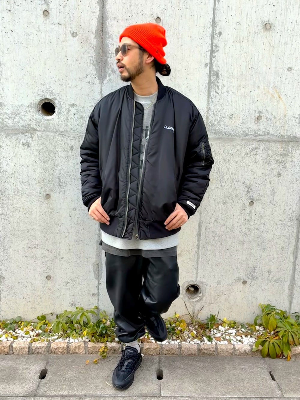 ブラック系のローファー、その他のチェスターコート、ブラック系のニットキャップ/ビーニーを着用したメンズの冬コーディネートの4枚目の写真