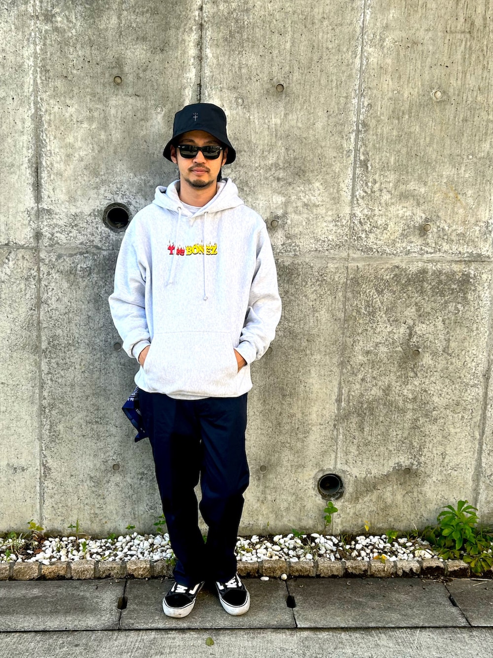 「冬アウター、パーカー、グレー、MA-1、バケットハット、黒、チノパン、モノトーン、ネイビー、秋冬コーデ」｜「SubcietyのMA-1（MA-1、ブラック系）」を使った、Rainyさん（メンズ・174cm）の冬コーディネートの3枚目の写真