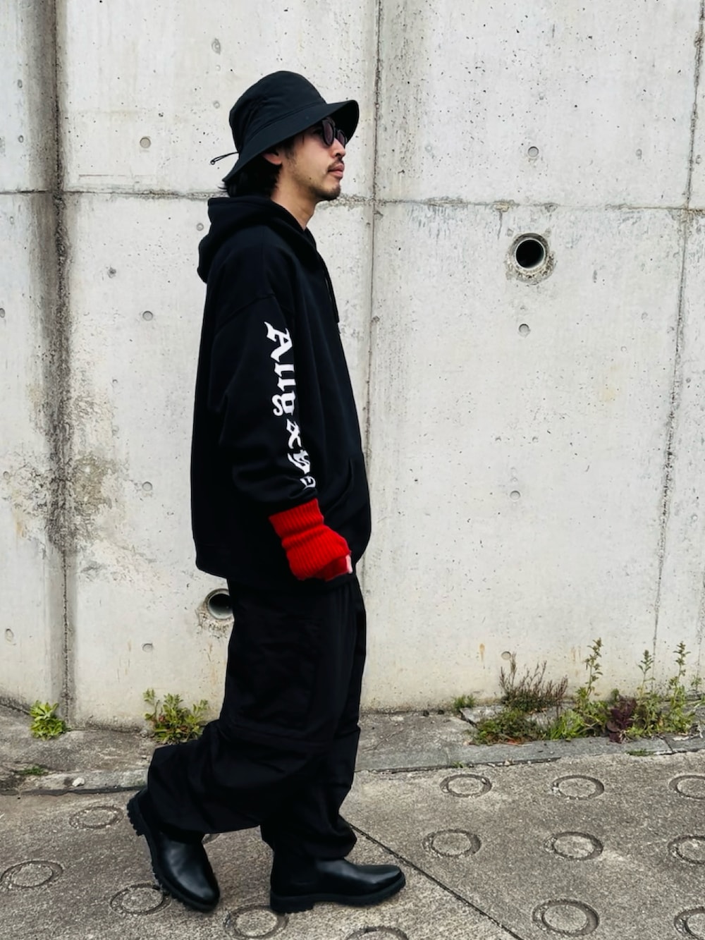 ホワイト系のTシャツ/カットソー、ブラック系のカーゴパンツ、ブラック系のパーカーを着用したメンズの春コーディネートの2枚目の写真