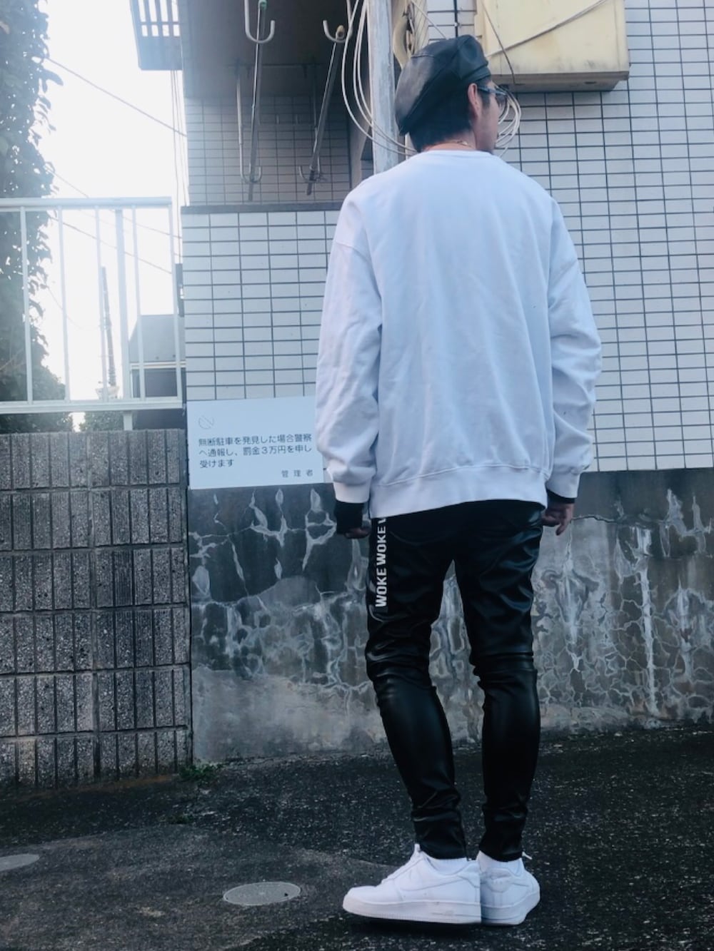 ホワイト系のスウェット、ブラック系のその他パンツ、ホワイト系のスニーカーを着用したメンズの春コーディネートの3枚目の写真