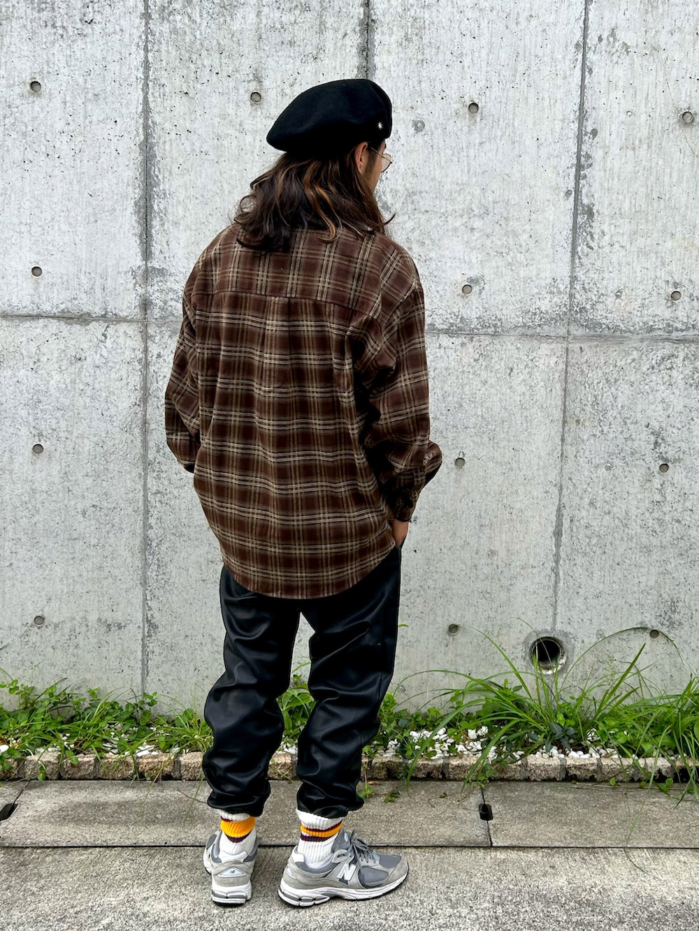 ブラウン系のシャツ/ブラウス、ブラック系のその他パンツ、ブラック系のハンチング/ベレー帽を着用したメンズの秋コーディネートの3枚目の写真