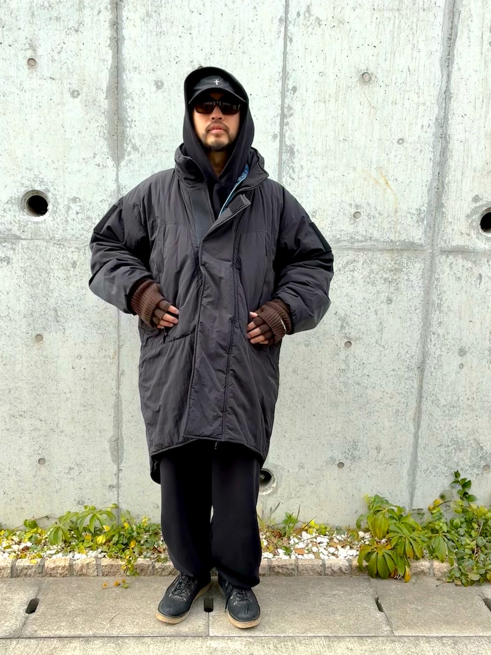 ブルー系のデニムジャケット、ブラック系のスウェットパンツ、ブラック系のブーツを着用したメンズの冬コーディネートの2枚目の写真