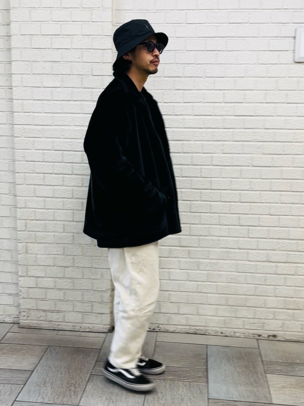 ホワイト系のその他パンツ、ブラック系のパーカー、ブラック系のブルゾンを着用したメンズの秋コーディネートの3枚目の写真